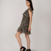 Vestido Corto, Estampado Abstracto, Elástico en la Cintura y Nudo. - Imagen 2